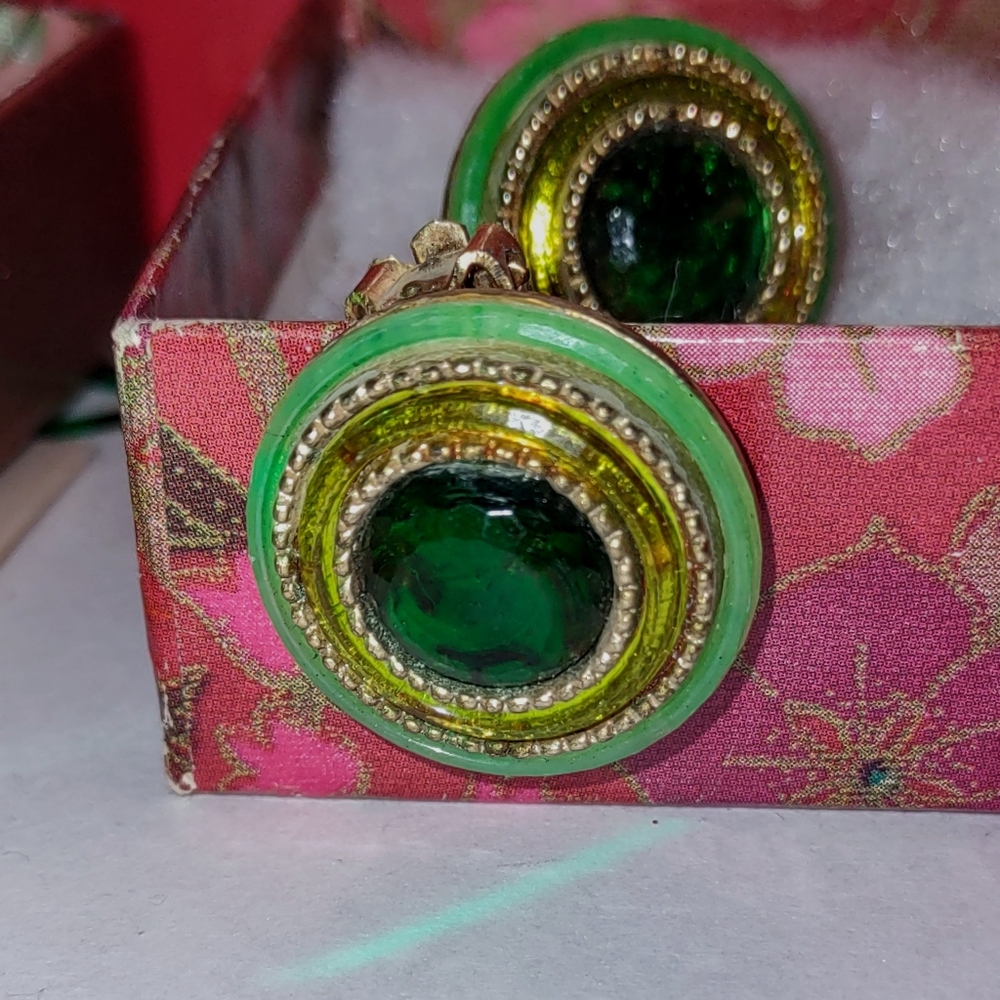 Vintage Green Glass Rivoli Clip Earrings